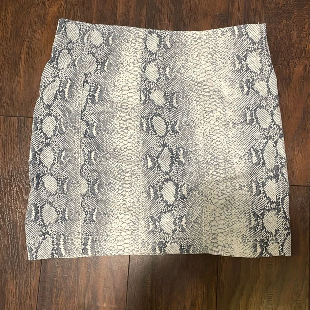 Free People Women’s Snake skin mini skirt, Size 8